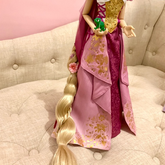 ON HOLD until THURSDAY Disney Store Rapunzel Limited Edition Doll - Picture 4 of 6